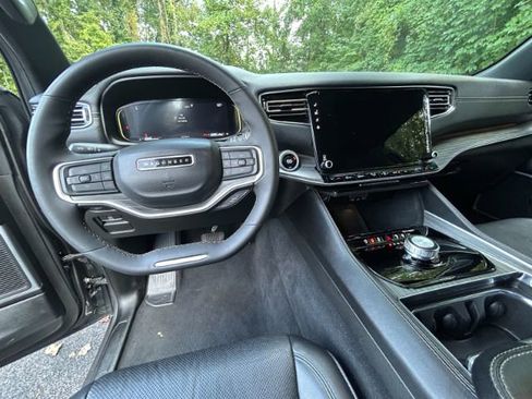 Used 2024 Jeep Wagoneer L Series II image 12