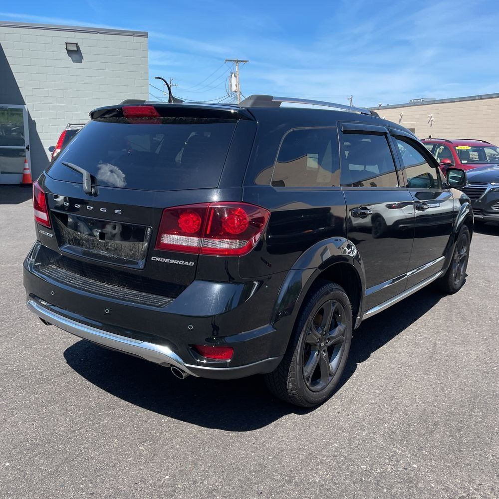 Used 2018 Dodge Journey Crossroad w/ Nav & Sun Group FWD image 3