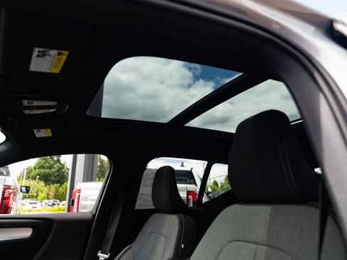 Used 2024 Volvo XC40 B5 Core AWD/4WD image 16