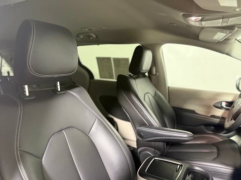 Used 2023 Chrysler Pacifica Touring-L AWD/4WD image 27