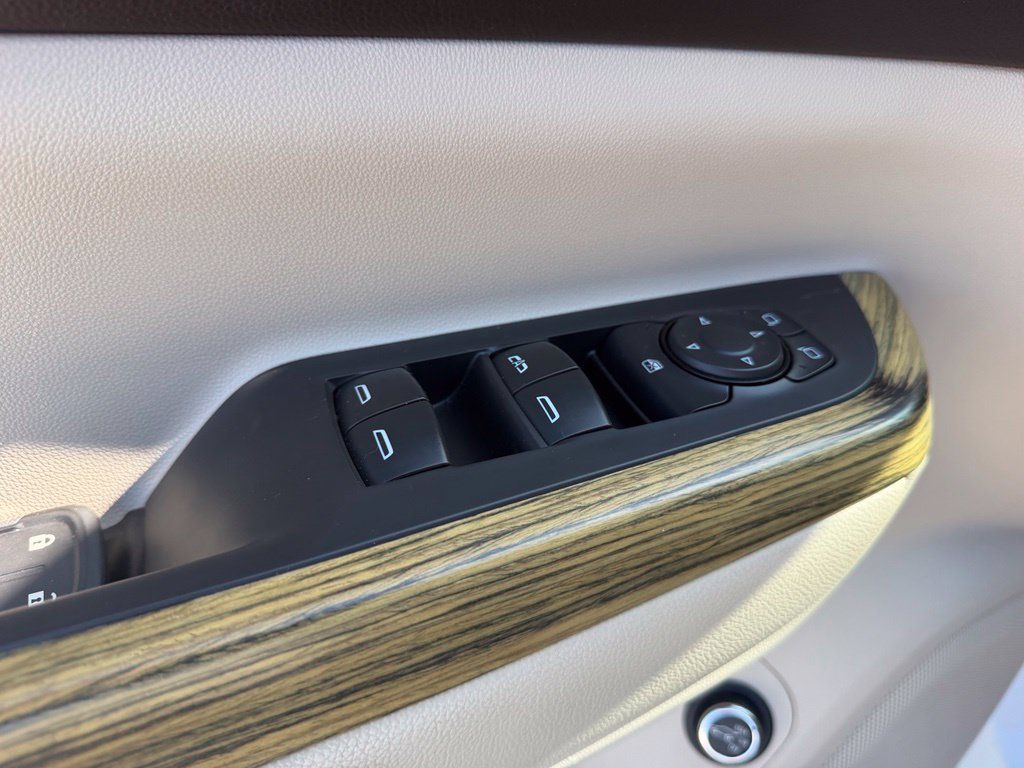 Used 2018 GMC Acadia Denali AWD/4WD image 18