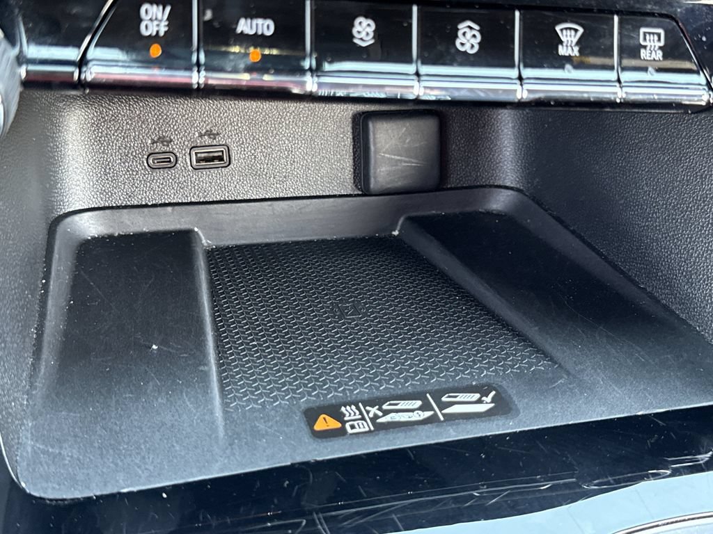 Used 2025 Chevrolet Traverse LT FWD image 8