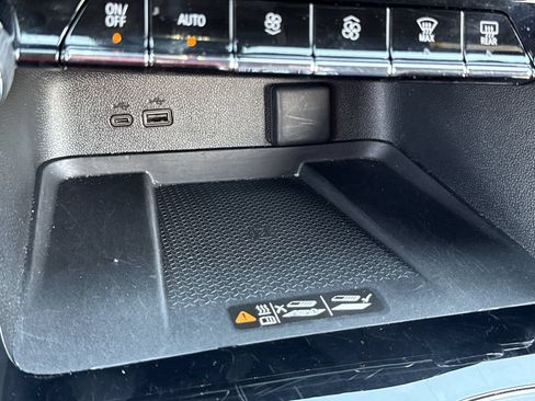 Used 2025 Chevrolet Traverse LT FWD image 8