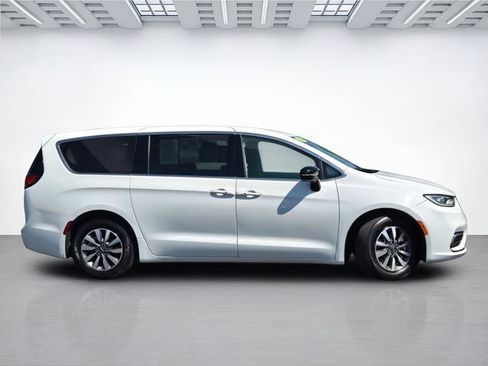 Used 2024 Chrysler Pacifica Limited FWD image 3