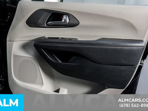 Used 2023 Chrysler Pacifica Touring-L FWD image 44