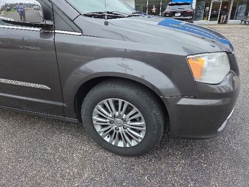 Used 2016 Chrysler Town & Country Touring-L FWD image 26