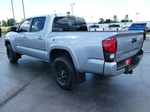 Used 2021 Toyota Tacoma SR5 w/ Technology Package AWD/4WD image 8