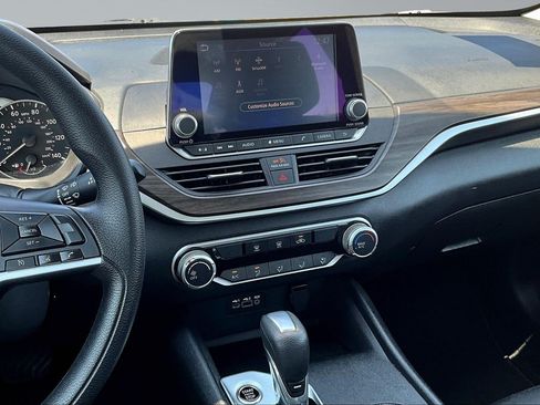 Used 2025 Nissan Altima 2.5 SV FWD image 10