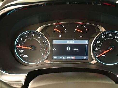Used 2023 Chevrolet Traverse LT FWD image 9