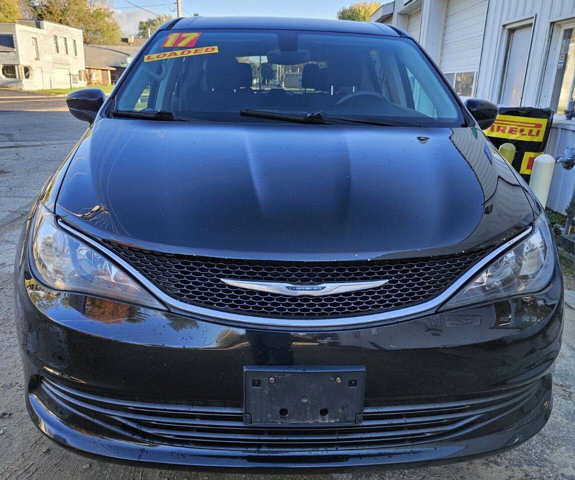 Used 2017 Chrysler Pacifica Touring FWD image 3