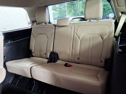 Used 2024 Ford Expedition Limited RWD image 9