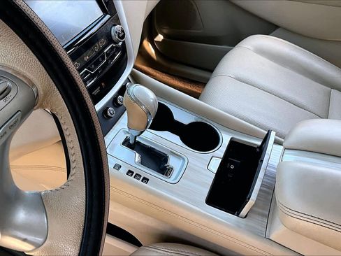 Used 2016 Nissan Murano Platinum w/ Platinum Technology Package FWD image 16