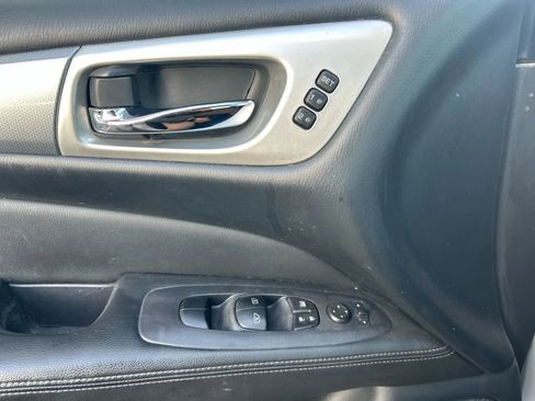 Used 2020 Nissan Pathfinder SL image 16