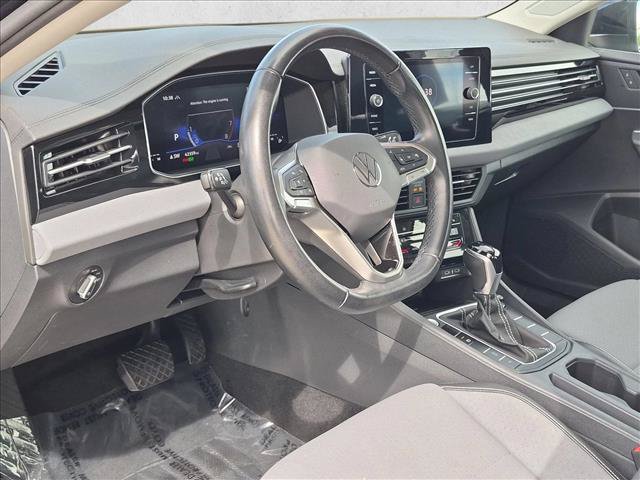 Used 2025 Volkswagen Jetta SE FWD image 10
