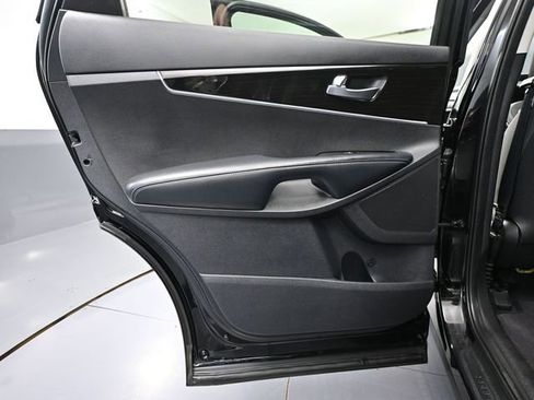 Used 2019 Kia Sorento AWD V6 image 31