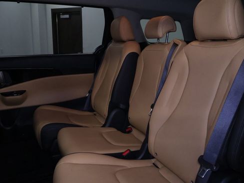 Used 2024 Kia Carnival EX image 14