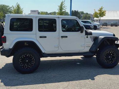 Used 2018 Jeep Wrangler Unlimited Sahara w/ Dual Top Group AWD/4WD image 9