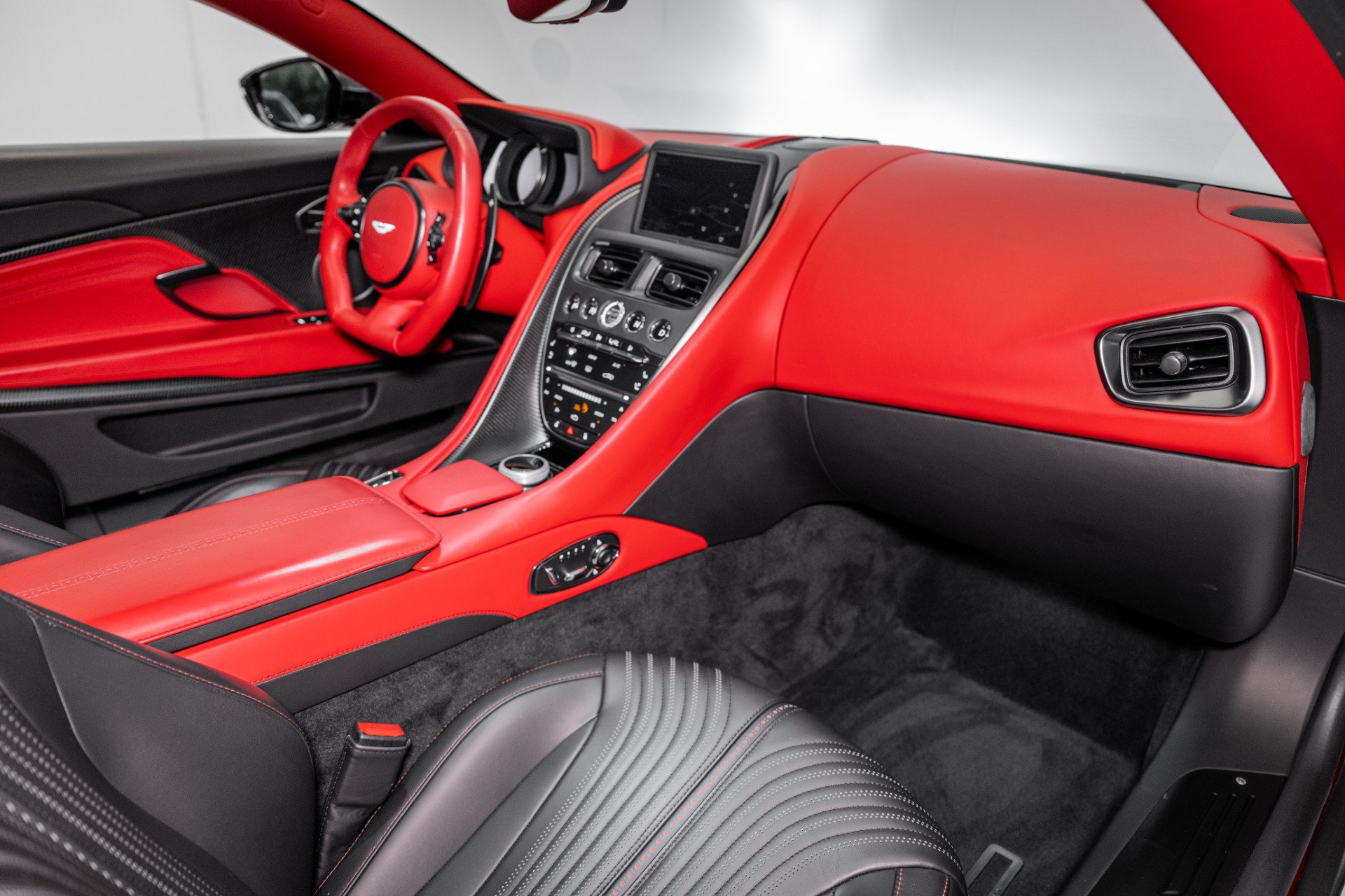 Used 2023 Aston Martin DB11 Coupe RWD image 16