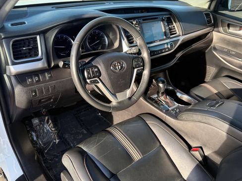 Used 2019 Toyota Highlander SE image 2