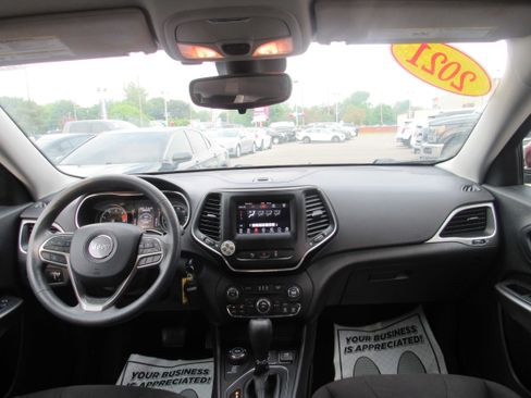 Used 2021 Jeep Cherokee Latitude w/ Mopar Interior Package AWD/4WD image 25