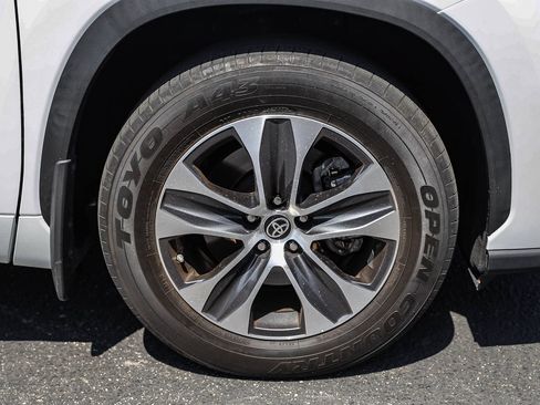 Used 2023 Toyota Highlander XLE FWD image 4