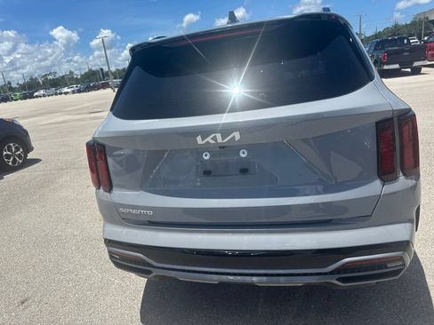Certified 2023 Kia Sorento EX w/ Panoramic Sunroof Package FWD image 4