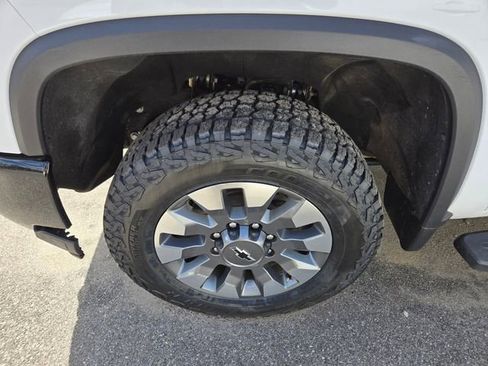 Used 2024 Chevrolet Silverado 2500 Custom w/ Custom Value Package image 4