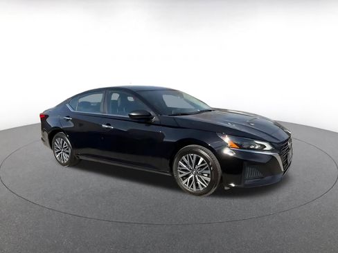 Used 2025 Nissan Altima 2.5 SV image 2