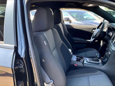 Used 2020 Dodge Charger SXT w/ Blacktop Package image 9