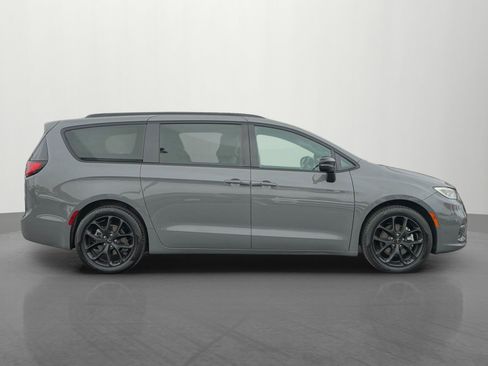 Used 2025 Chrysler Pacifica Limited image 8