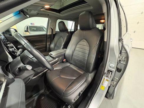 Used 2021 Toyota Highlander XLE AWD/4WD image 9