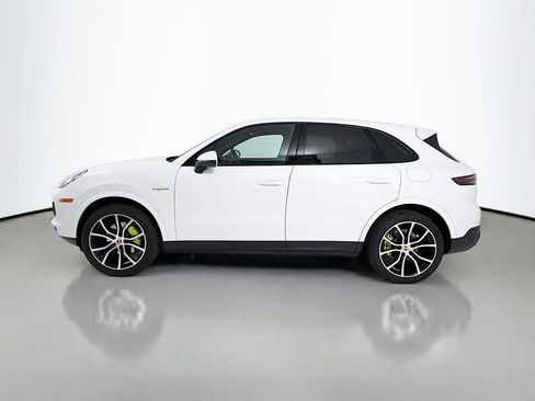 Certified 2019 Porsche Cayenne E-Hybrid AWD/4WD image 2