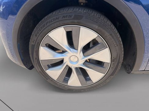 Used 2024 Tesla Model Y Long Range AWD/4WD image 29