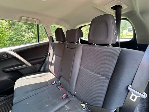 Used 2018 Toyota RAV4 LE AWD/4WD image 11
