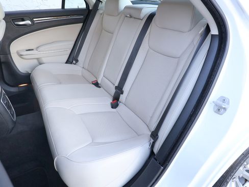 Used 2018 Chrysler 300 Limited image 21