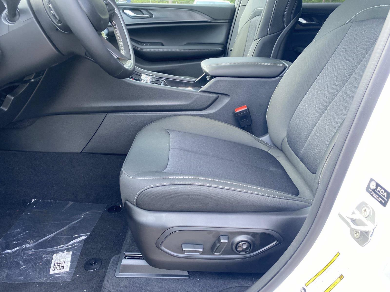 New 2027 Jeep Grand Cherokee Laredo X RWD image 12