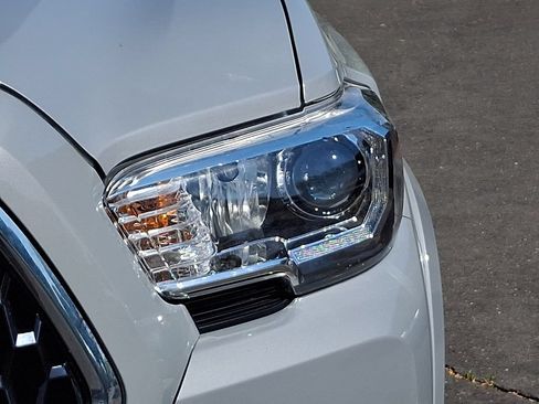 Used 2019 Toyota Tacoma TRD Sport w/ Technology Package AWD/4WD image 9