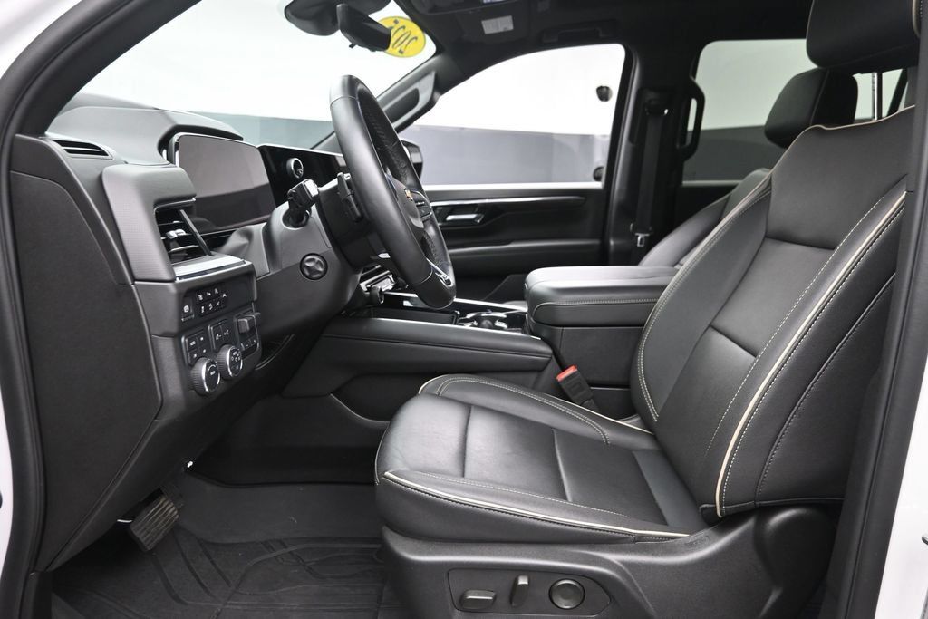 Used 2025 Chevrolet Suburban Premier AWD/4WD image 17