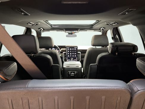 Used 2025 GMC Yukon AT4 AWD/4WD image 12