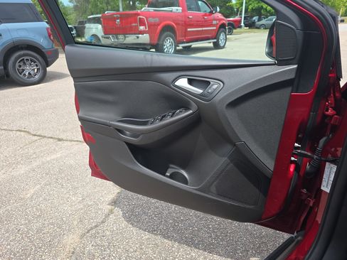 Used 2015 Ford Focus SE w/ Equipment Group 201A FWD image 23