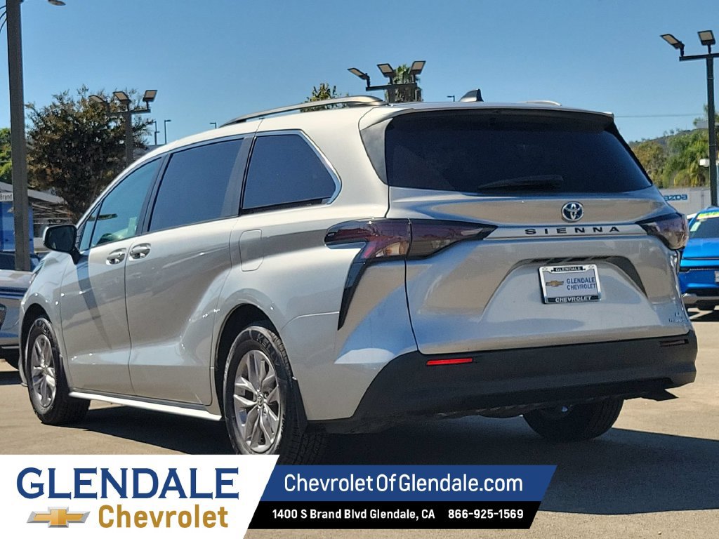Used 2023 Toyota Sienna LE FWD image 5