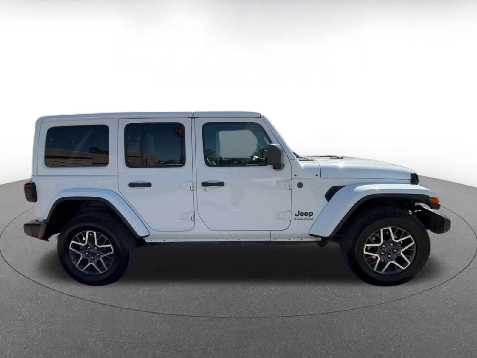 Used 2025 Jeep Wrangler Unlimited Sahara AWD/4WD image 15