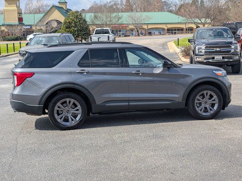 Used 2022 Ford Explorer XLT w/ Equipment Group 202A image 7