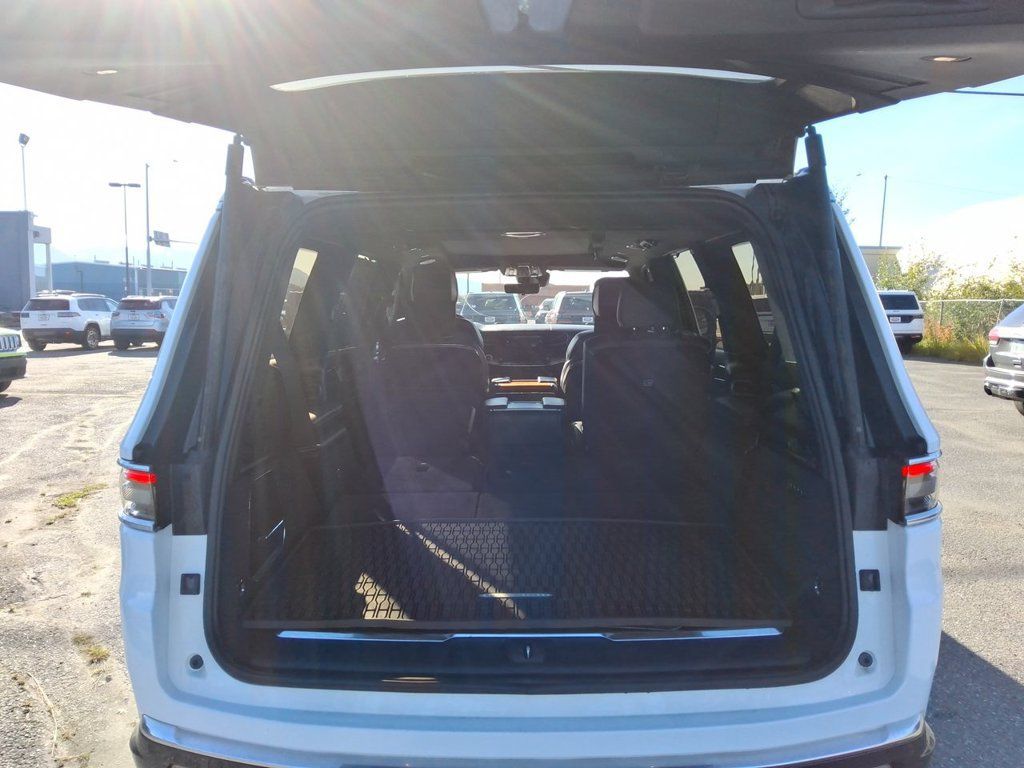 Used 2022 Jeep Grand Wagoneer Series III w/ Rear Seat Video Group 1 AWD/4WD image 11