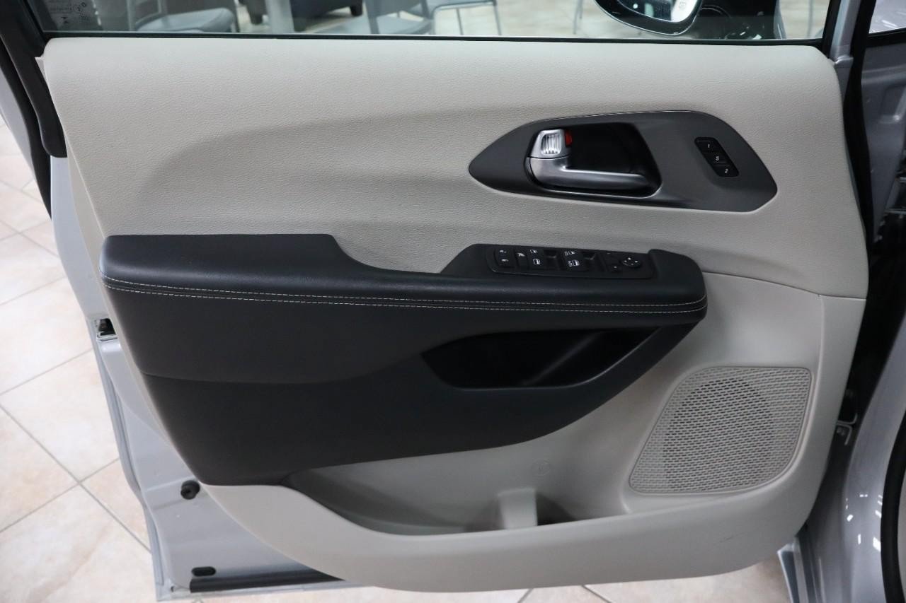 Used 2024 Chrysler Pacifica Touring-L FWD image 13