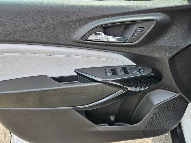 Used 2025 Chevrolet Trax LT FWD image 25