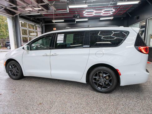 Used 2020 Chrysler Pacifica Touring-L Plus w/ Advanced Safetytec Group image 2