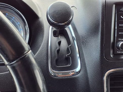 Used 2014 Chrysler Town & Country Touring FWD image 9
