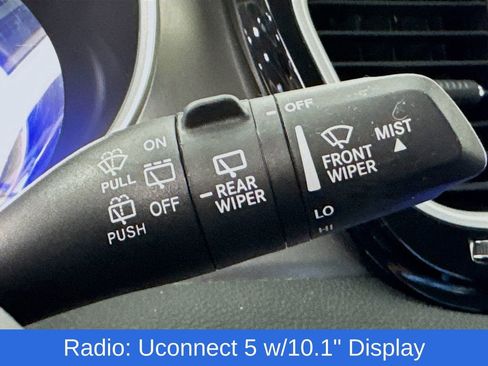 Used 2023 Chrysler Pacifica Touring-L image 16