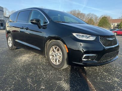 Used 2025 Chrysler Pacifica Select